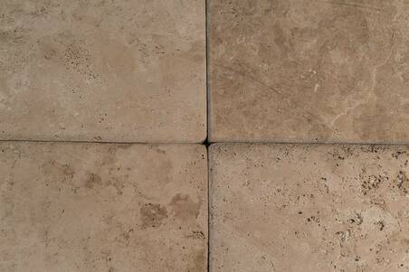 Mármol Travertino Monclova/Tomboleado Hon 305X305x1