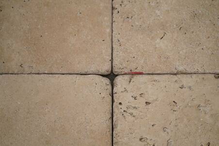 Mármol Travertino Monclova/Tomboleado Hon 15X15x1 (40)